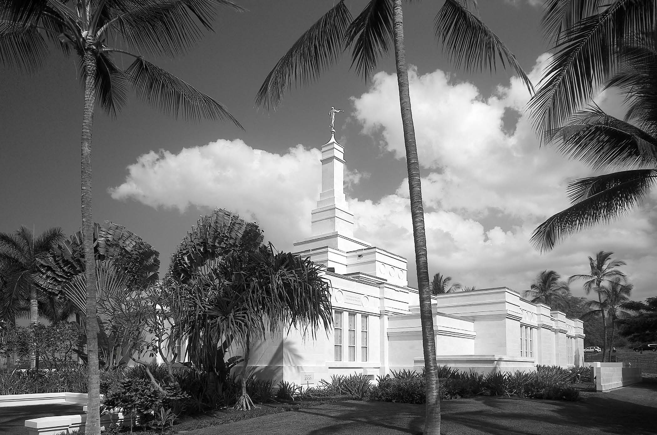 when announcing the Hawaii Temple. Photo of Laie Temple (preceding page) by Monique Saenz courtesy of BYU–Hawaii. Photo of Kona Temple (above) courtesy of Aaron Nuffer.