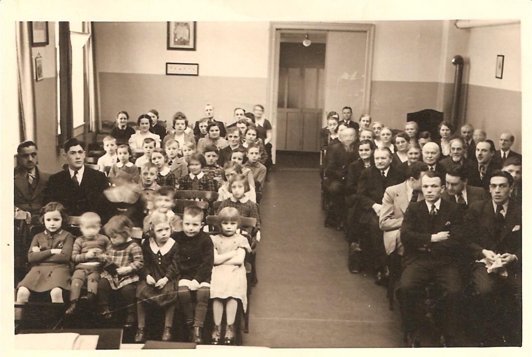 many people in a meeting room