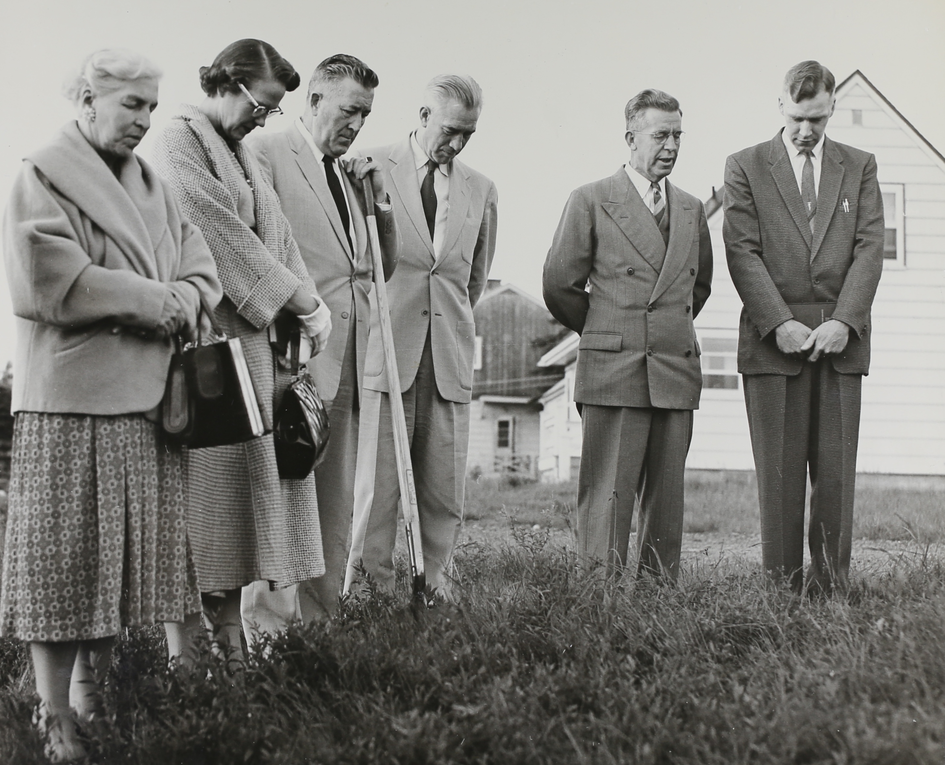 6 people with their hair bowed