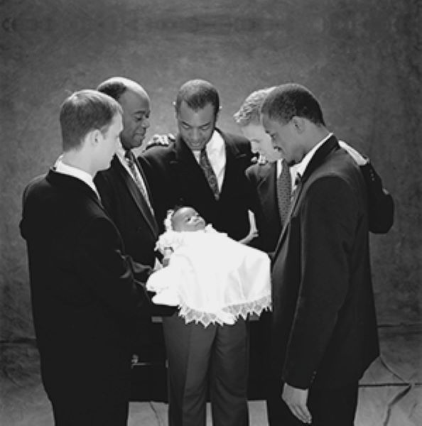 foto de hombres bendiciendo a un bebe