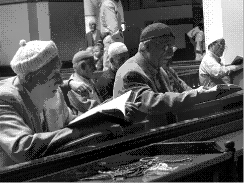 Worshipers reading the Qur'an