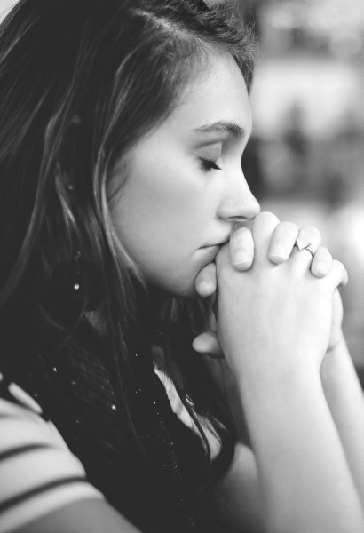 Foto de una joven orando