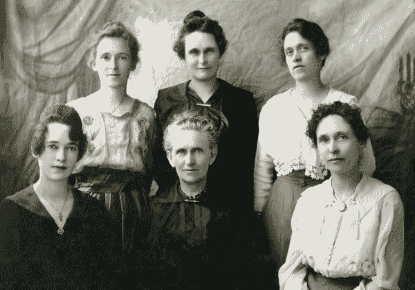 Sarah Crosby Hunt with her daughters.