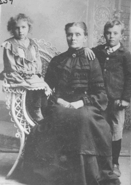 Olena Olsen Kempe with children or grandchildren.
