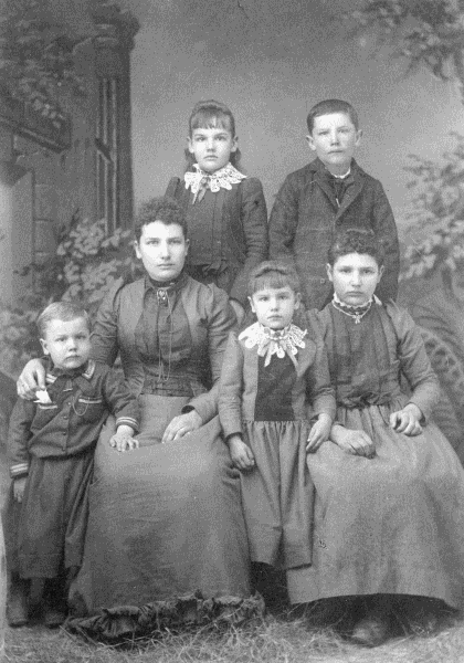 Avis Leavitt with siblings.