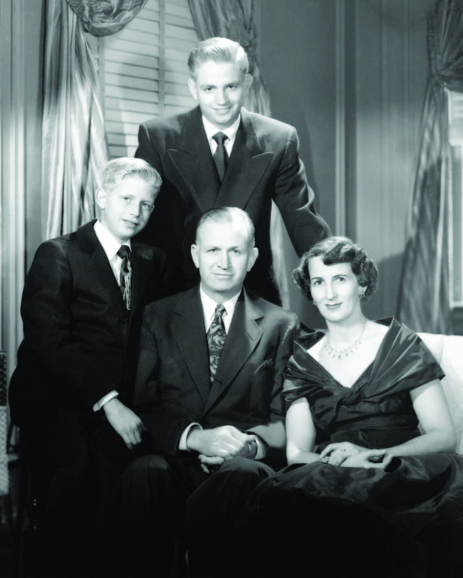 The J.W. and Alice Marriott family, ca. 1950. All photos in this chapter courtesy of Deseret Book. © Marriott International.