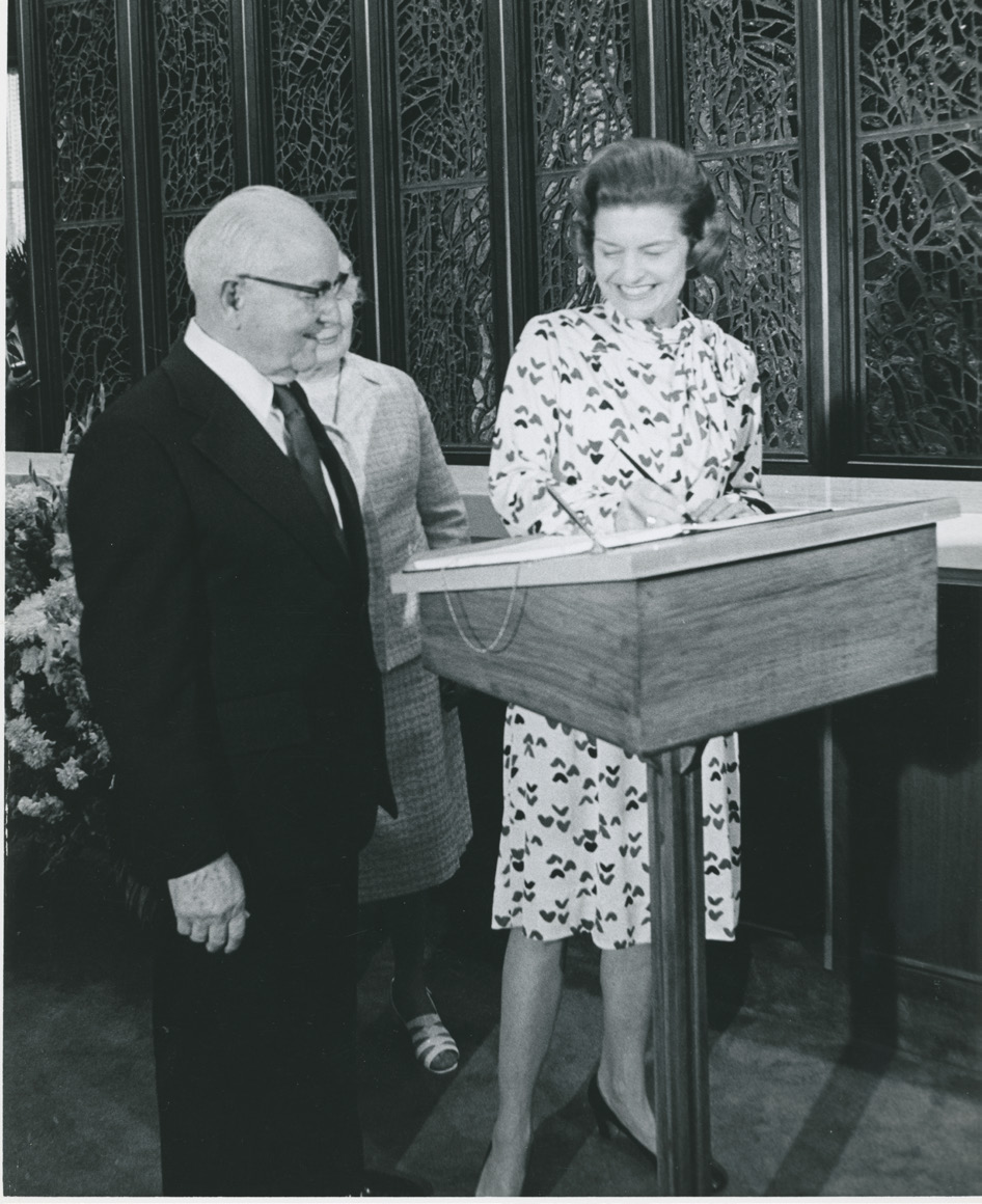 First Lady Betty Ford signs the temple open house guest book with Sister Kimball and President Kimball. Kimball– Ford Photos, Church History Library.