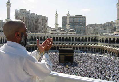 Pilgrims praying at the Great Mosque of Mecca in 2003. Photograph by Ali Mansuri, Wikimedia Commons.