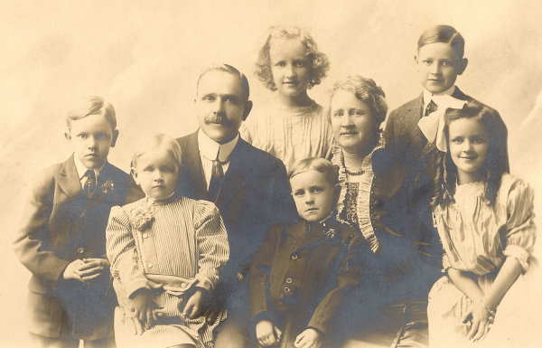 photo of joseph, laura, and their six children in 1911