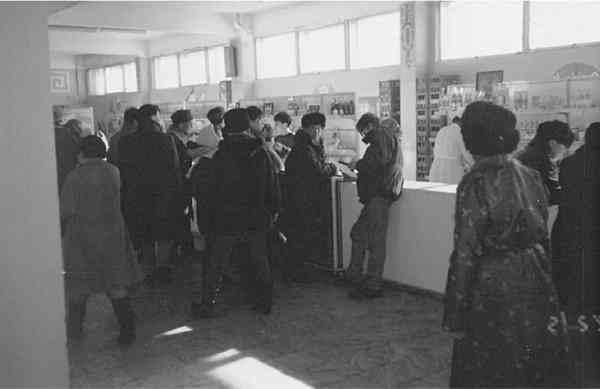 photo of a crowded marketplace in ulaanbaatar, 1994
