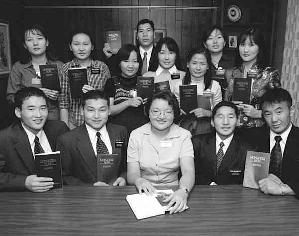 photo of monica and other missionaries at the provo mtc, 2000