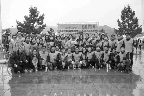 group photo of all the helping hands volunteers at the marathon
