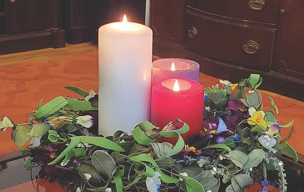 eater wreath with candles