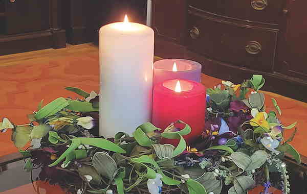 photo of an easter wreath with three candles